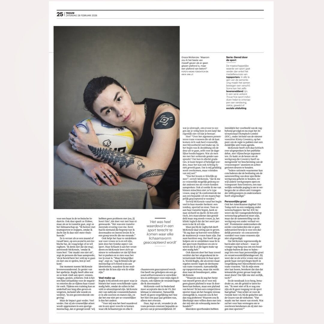 Second page of the Trouw interview, with Grace resting her head on a rugby ball.